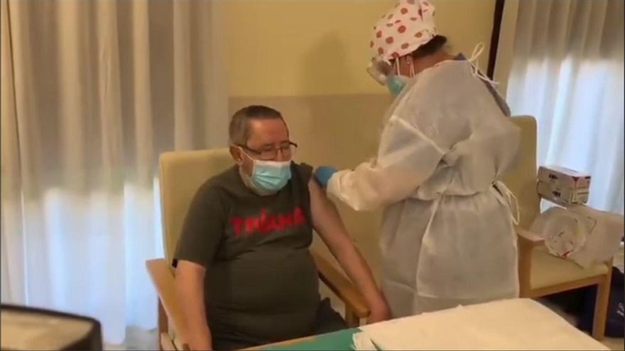 Vicente Mirón en el momento en el que ha recibido la primera dosis de la vacuna en la región