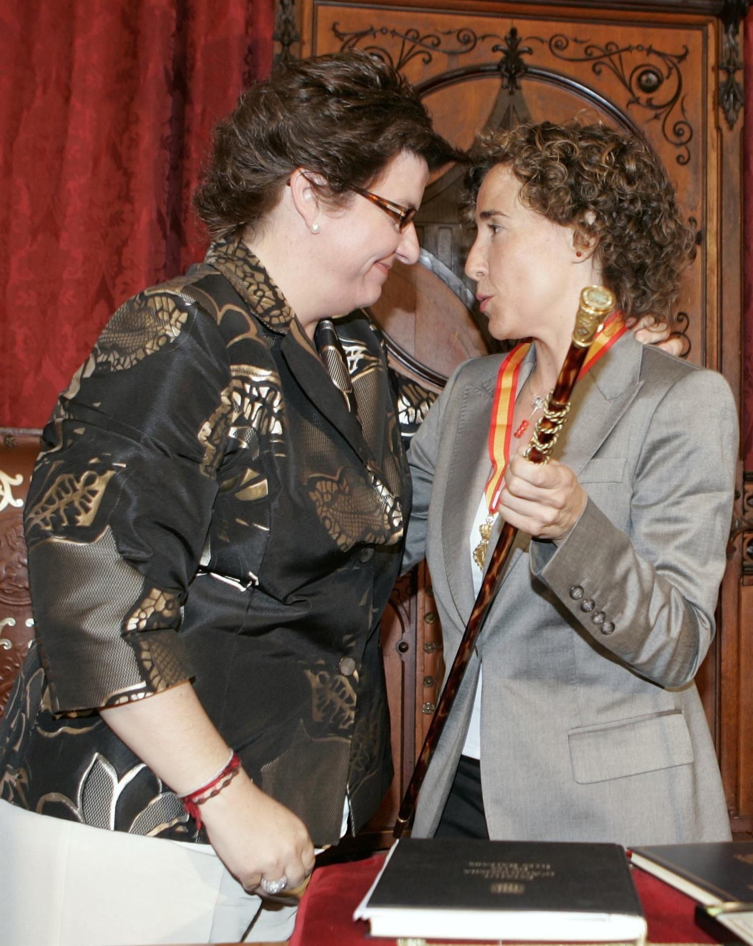 La exalcaldesa de Palma Catalina Cirer entrega el bastón de mando a su sucesora, Aina Calvo, en junio de 2007