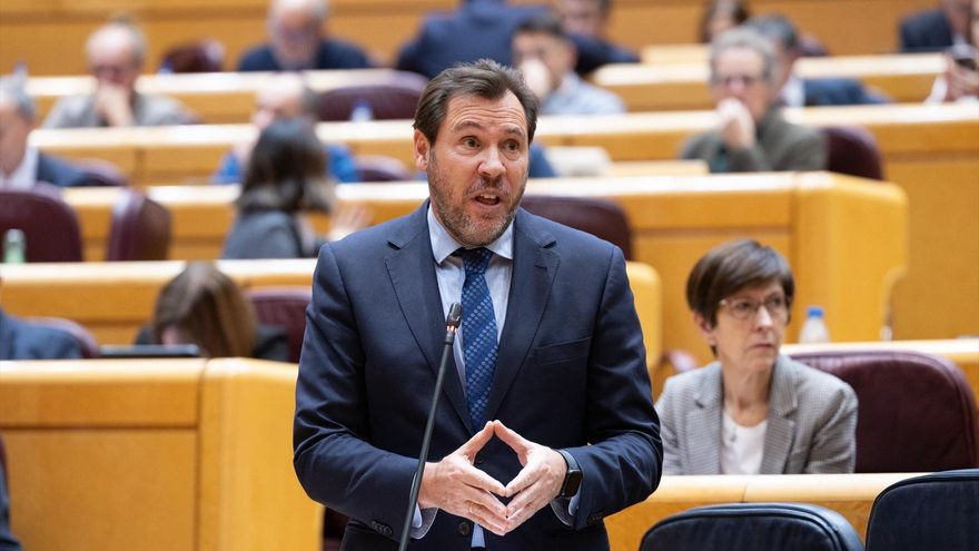 El ministro de Transportes y Movilidad Sostenible, Óscar Puente, interviene durante una sesión plenaria en el Senado, a 2 de diciembre de 2025, en Madrid (España).