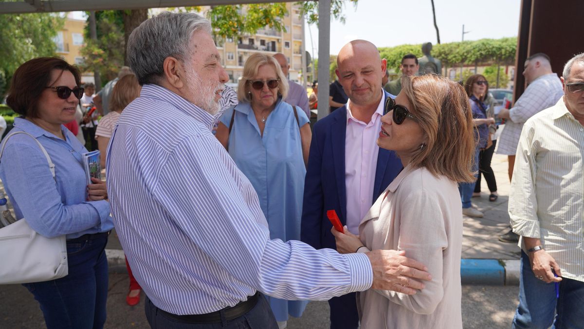 La ministra de Transportes, Raquel Sánchez, con el ex alcalde de Dos Hermanas Francisco Toscano y el actual primer edil, Francisco Rodríguez, en un acto de campaña en estas elecciones municipales de 2023.