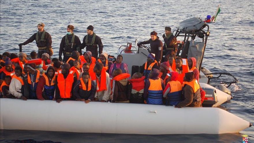 Mueren unos 30 inmigrantes de los 600 que viajaban en un barco cerca de Italia