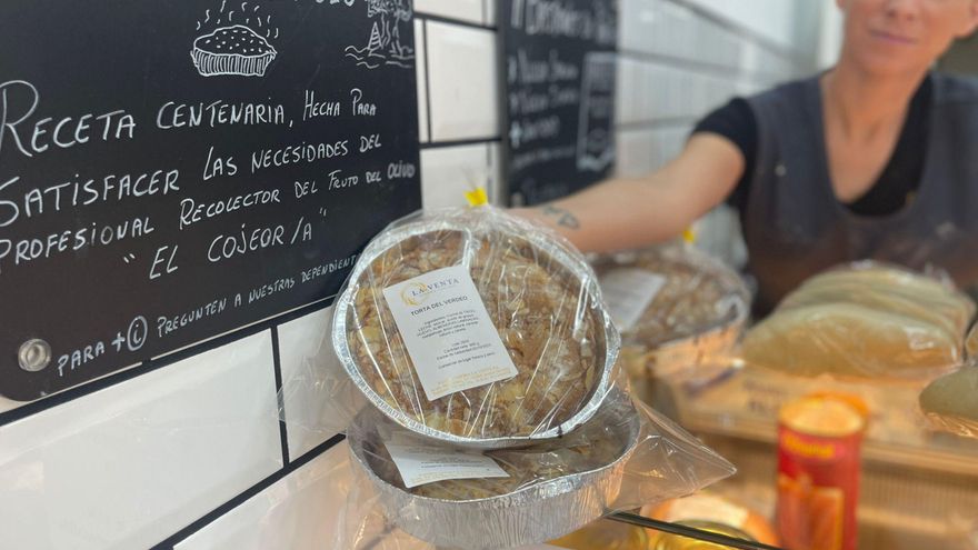 Una torta en homenaje a los "cogeores" de aceitunas en el pueblo que más produce