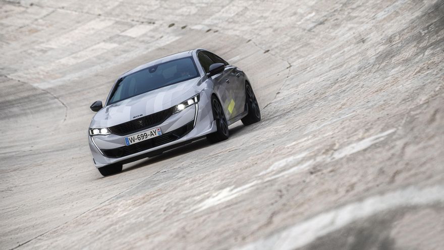 El sistema híbrido de 360 caballos del Peugeot 508 PSE lo propulsa de 0 a 100 km/h en 5,2 segundos.