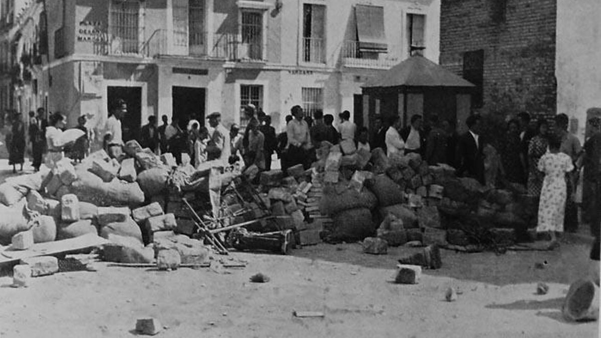 Barricada en la plaza de San Marcos, uno de los últimos focos de resistencia.