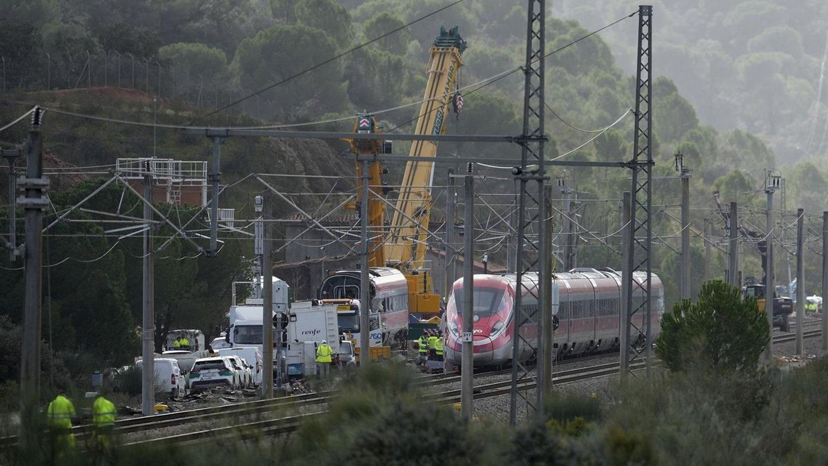 Imagen de la zona afectada por el accidente ferroviario, donde una vez recuperado los convoyes de trenes, se continúan con las labores de limpieza y retirada de restos.