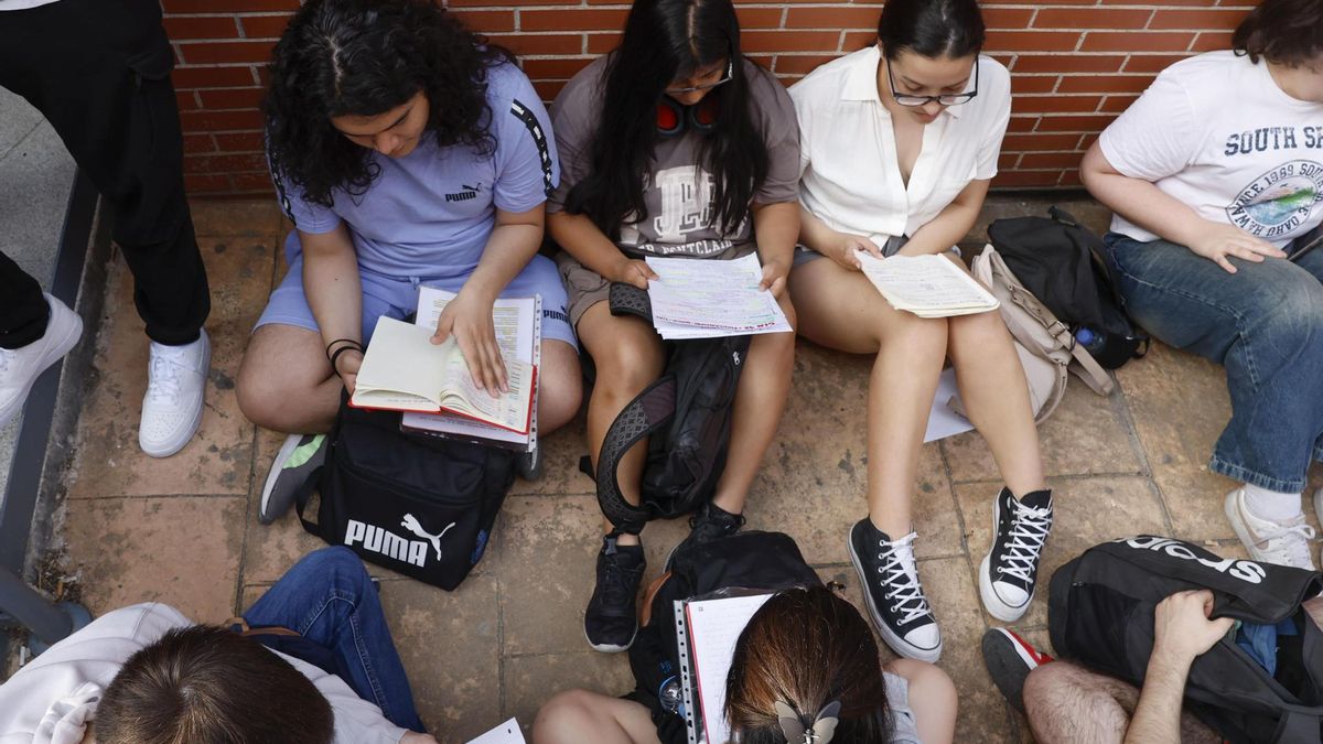 Un grupo de estudiantes apura minutos antes de entrar al primer examen de selectividad, en Madrid.