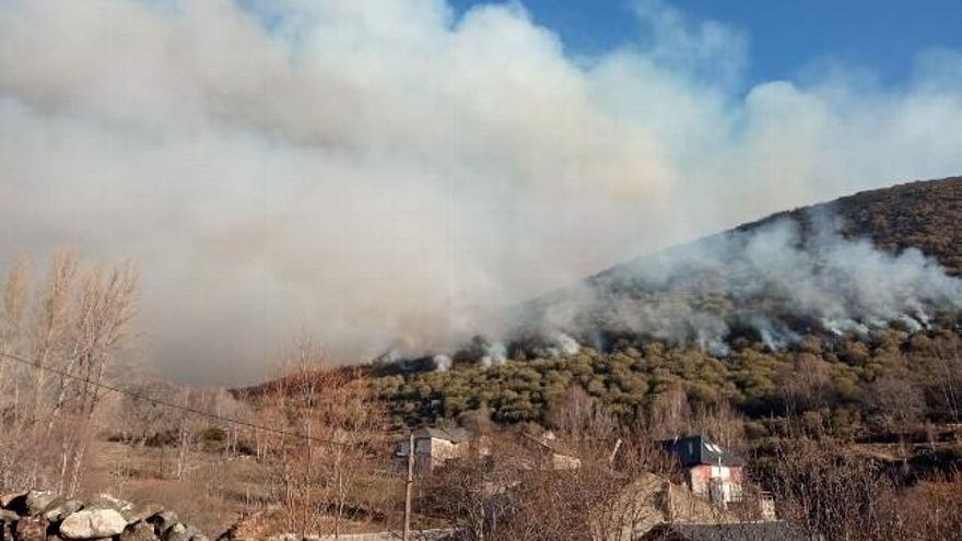Incendio forestal en Fasgar. // Ángel Santamarta