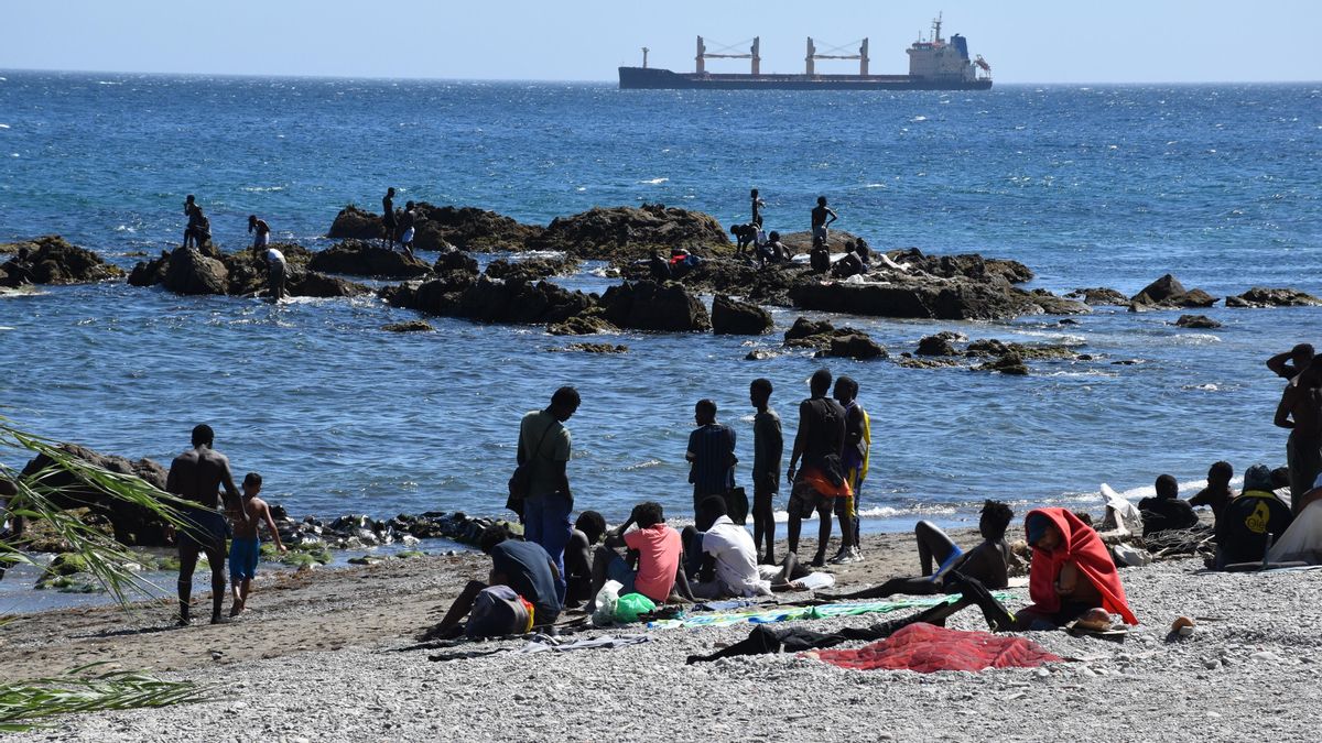 Varias personas en la playa del Trampolín, a 5 de agosto de 2026, en Ceuta (España).