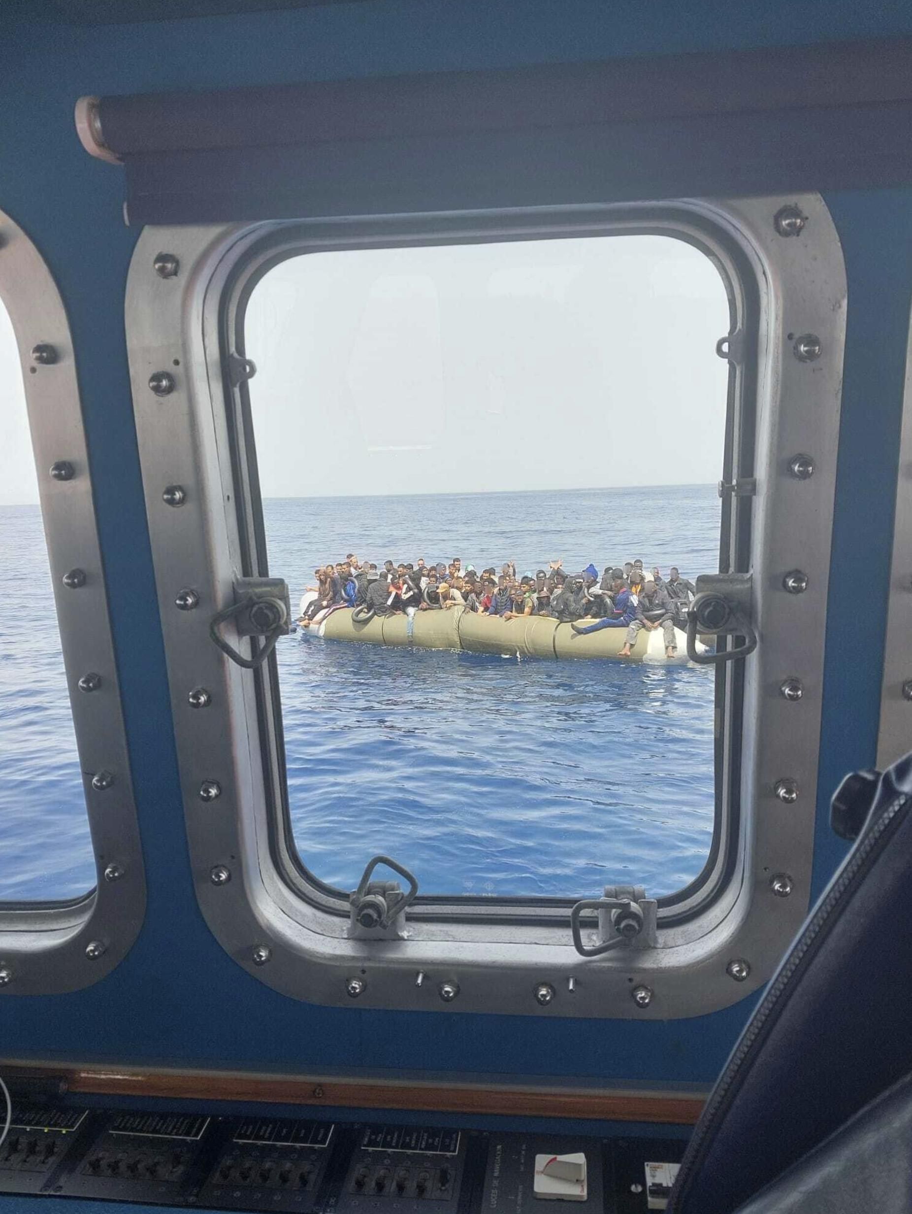 Lancha neumática con 107 personas a bordo.