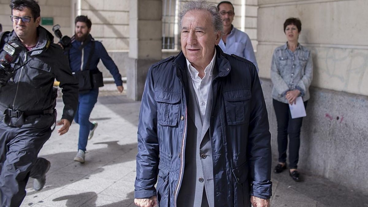 El empresario que simuló besar a Teresa Rodríguez pide el archivo y reitera que fue "una broma"