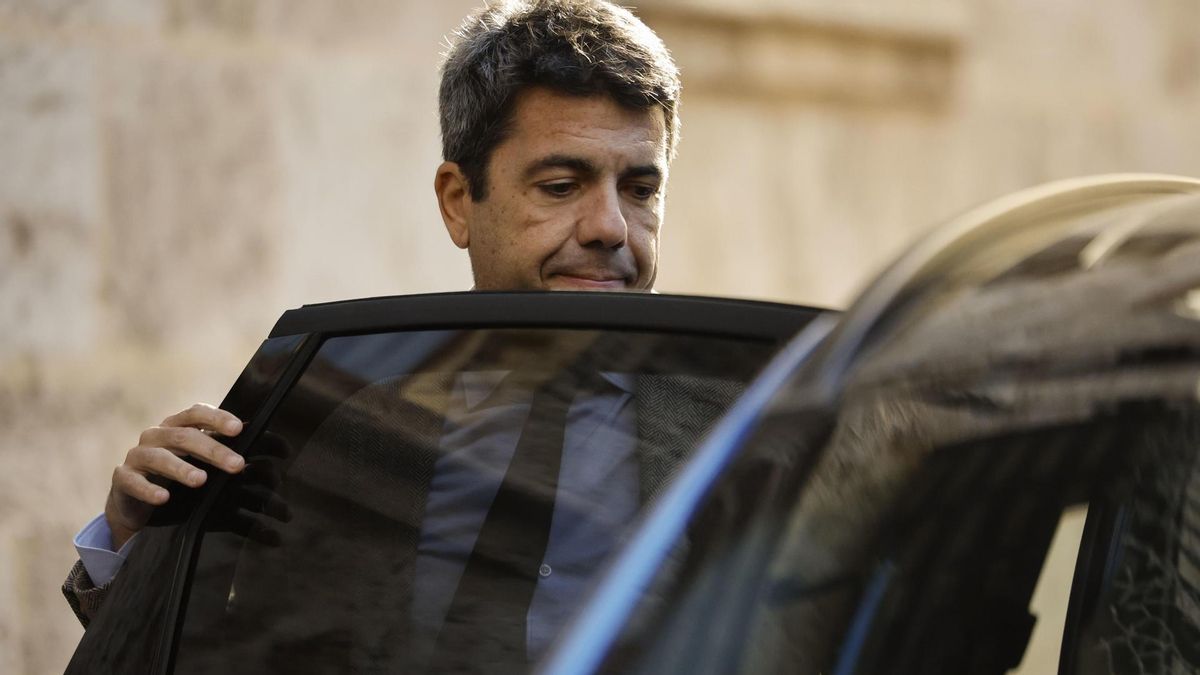 El presidente de la Generalitat, Carlos Mazón, sube al coche oficial.