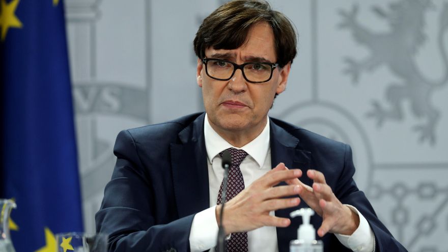 GRAF1088. MADRID, 23/12/2020.- El ministro de Sanidad, Salvador Illa, ofrece una rueda de prensa en Madrid, este miércoles, en la que anunció que la vacunación en España contra la covid en España comenzará el próximo domingo 27 de diciembre en la provincia de Guadalajara, una vez que se reciban las primeras dosis del fármaco de Pfizer el sábado. EFE/ Kiko Huesca