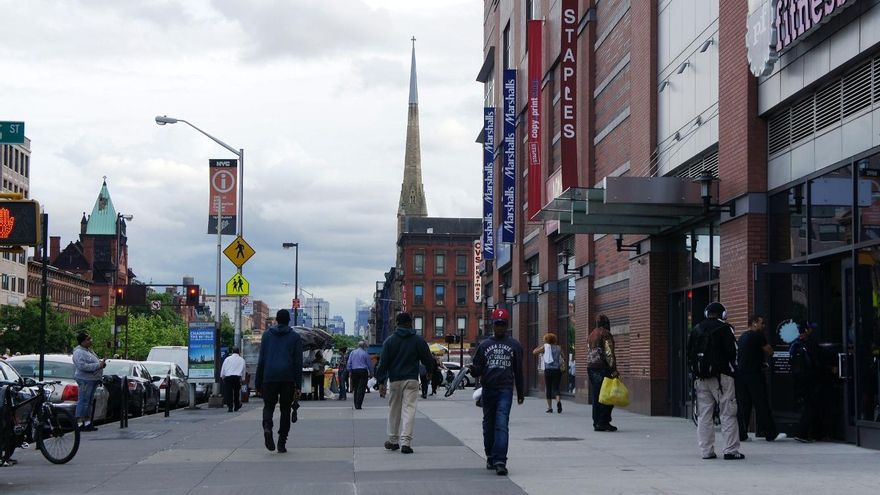 Malcom X Boulevar ejerce de arteria principal del barrio de Harlem.