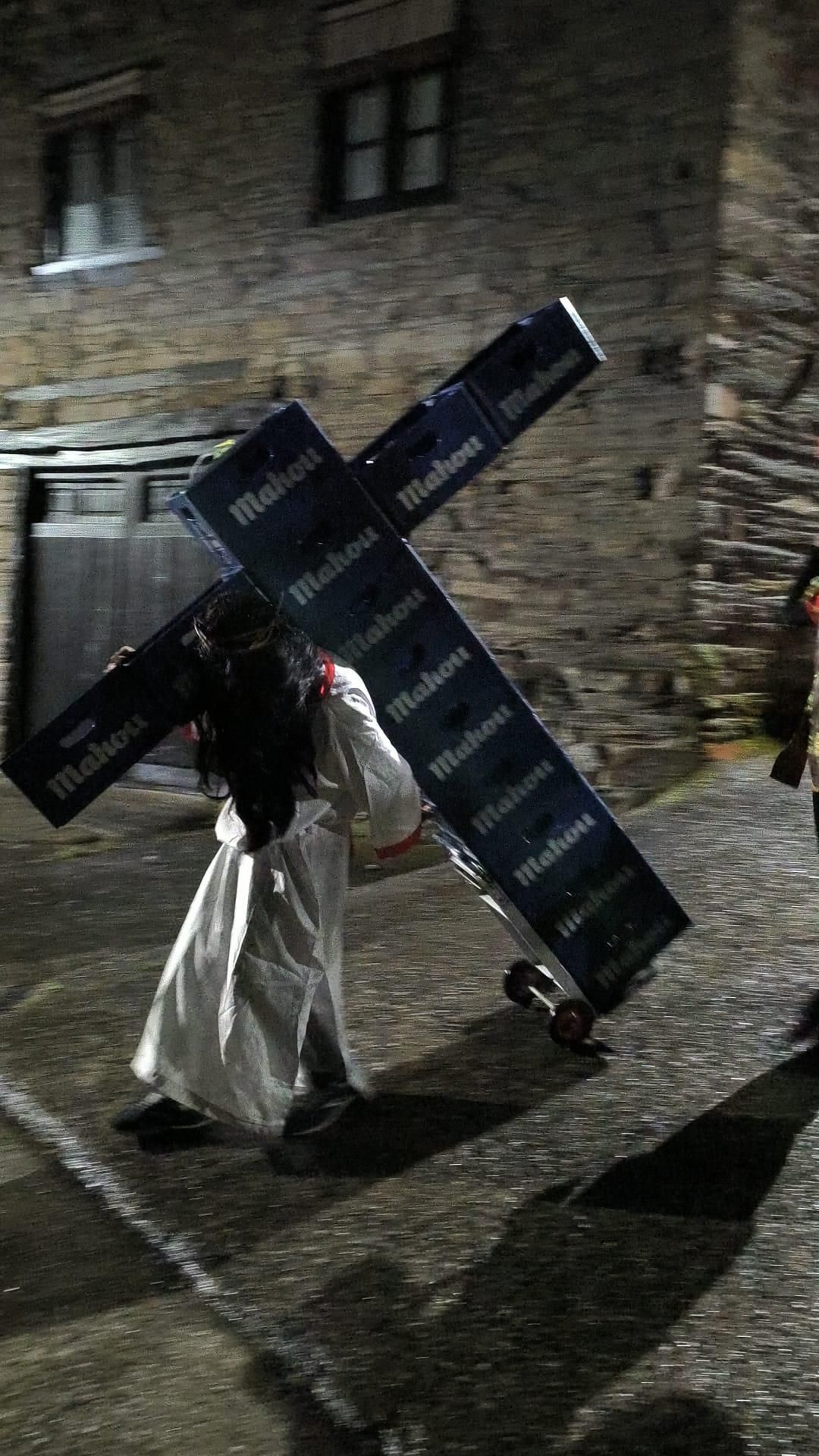 Detalle de la espectacular cruz de cajas de Mahou del Genarín en Moreda.