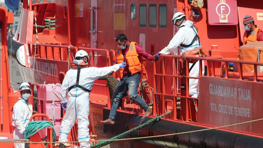 Un migrante es auxiliado en el muelle de Arguineguín