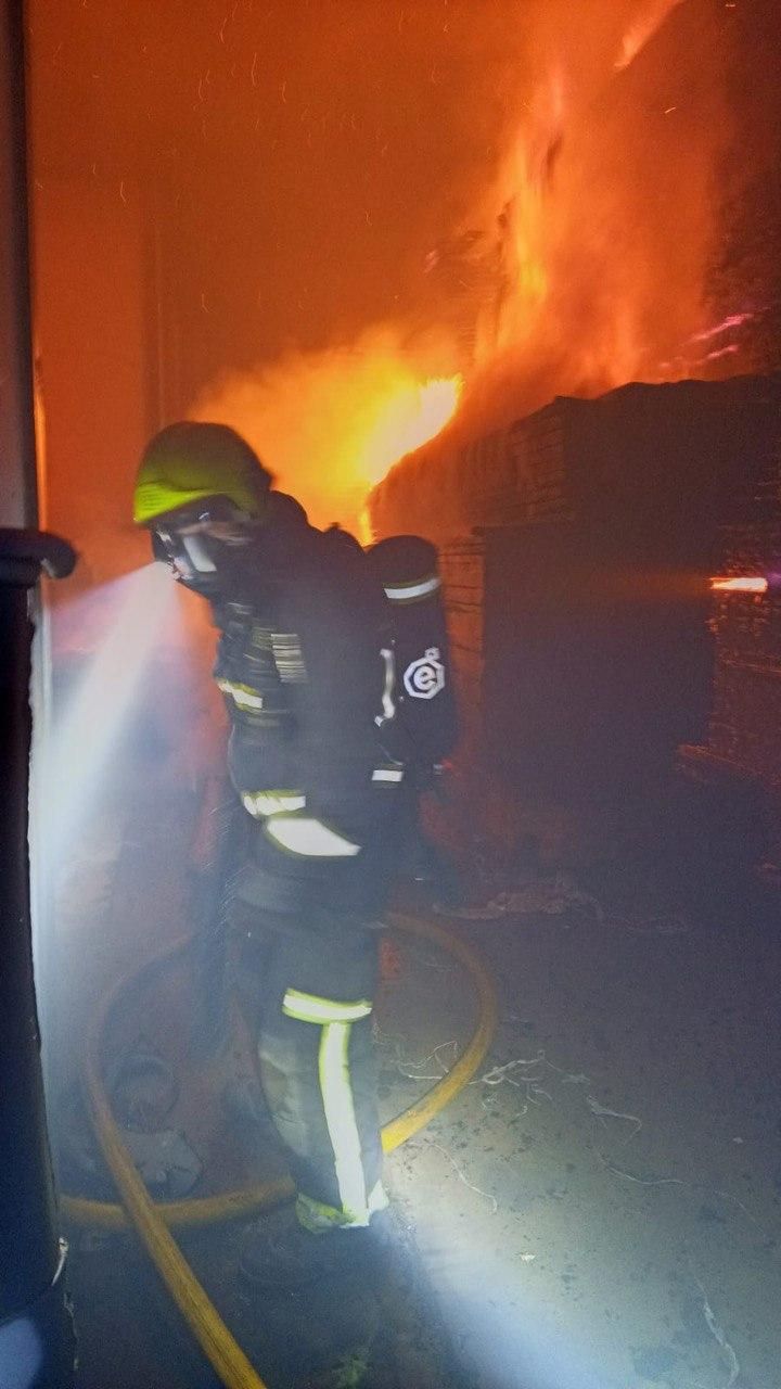 Los bomberos trabajan para apagar un incendio declarado en una nave industrial de maderas en Arinaga
