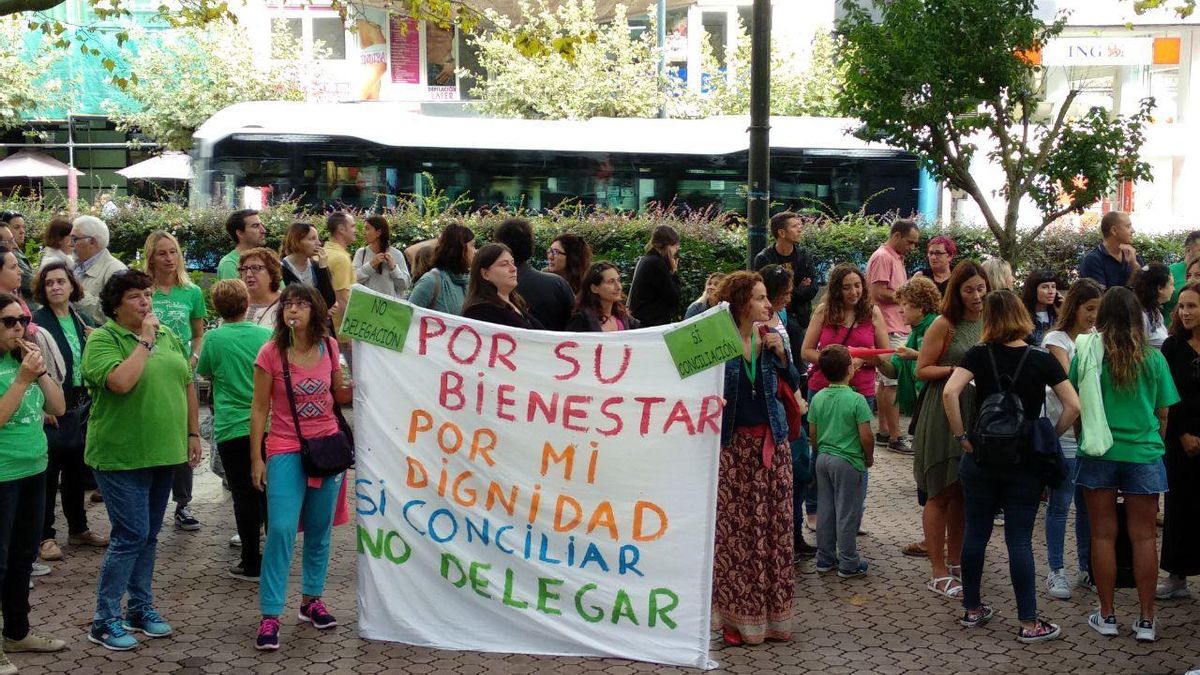 Concentración de docentes frente a la Consejería coincidiendo con el inicio del curso. | R.A.