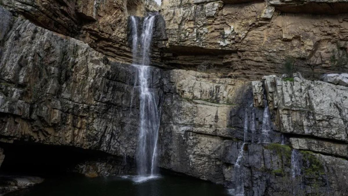 La pared vertical de la cascada está formada por cuarcita armoricana, una roca muy resistente