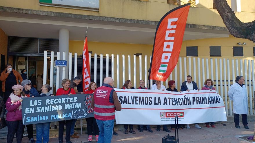 Imagen de la concentración de CCOO Sevilla esta mañana en el centro de salud La Plata