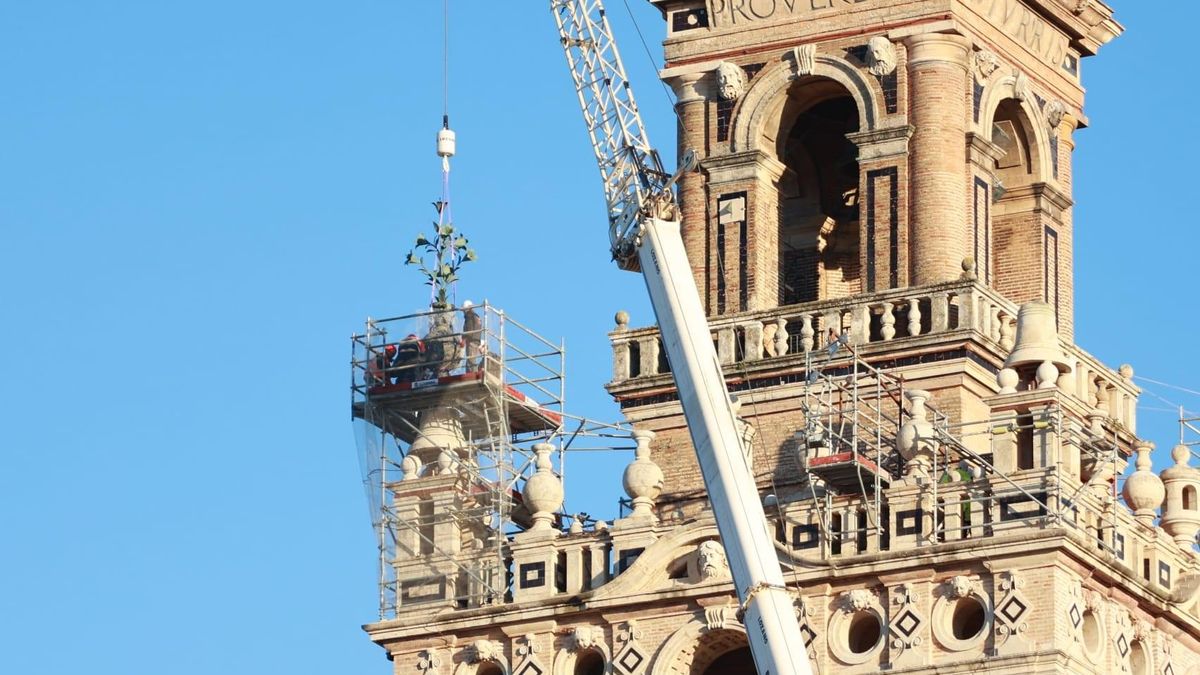 Retiradas las azucenas que coronan la Giralda tras la caída de una de ellas por el temporal