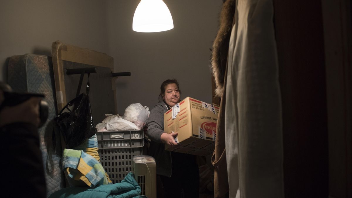 Familia desahuciada en la vivienda de Argumosa 11 de Madrid.