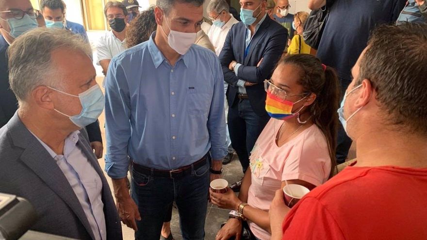 Sánchez, Marlaska y Torres visitan a los evacuados en el acuartelamiento de Breña Baja
