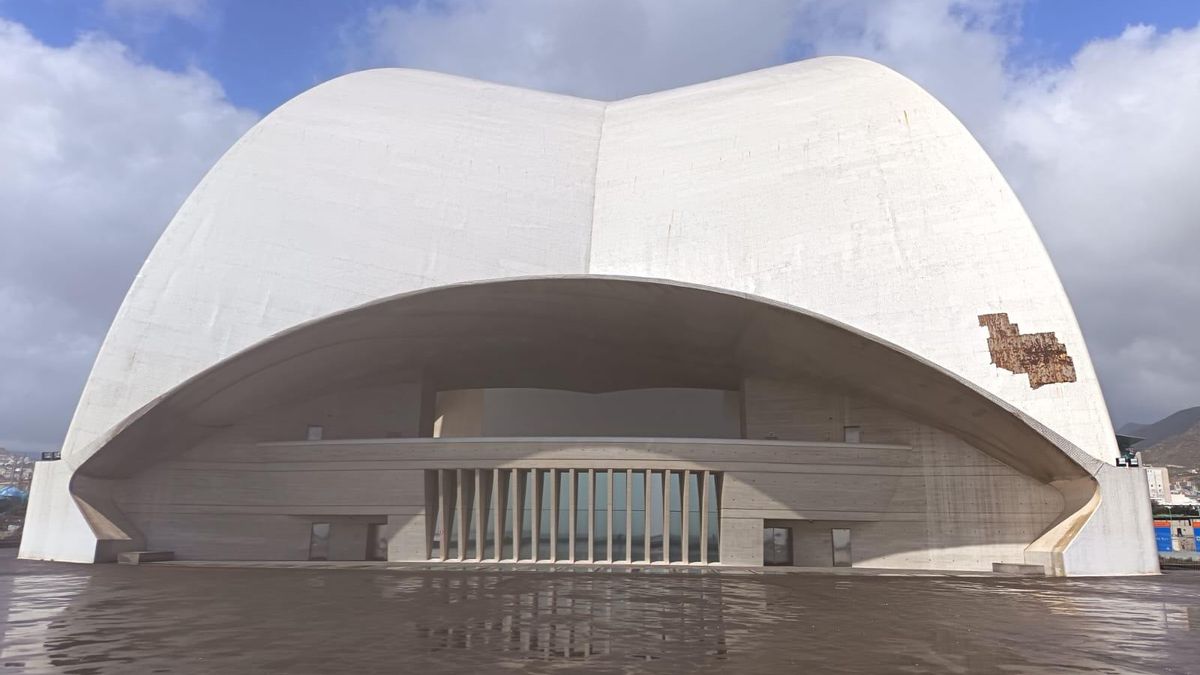 El estado del auditorio de Tenerife empeora con las lluvias mientras el Cabildo se enreda con su reforma