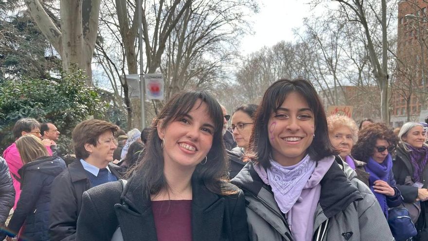 Las amigas Minerva y Blanca en la manifestación de la Comisión 8M de Madrid