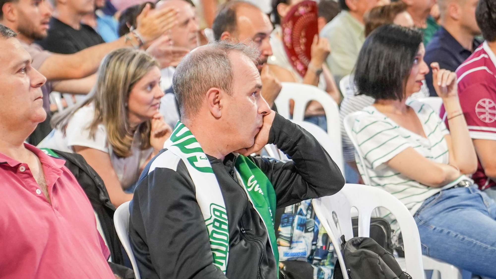 Aficionados del Coto Córdoba celebran frente a la pantalla gigante el ascenso de categoría