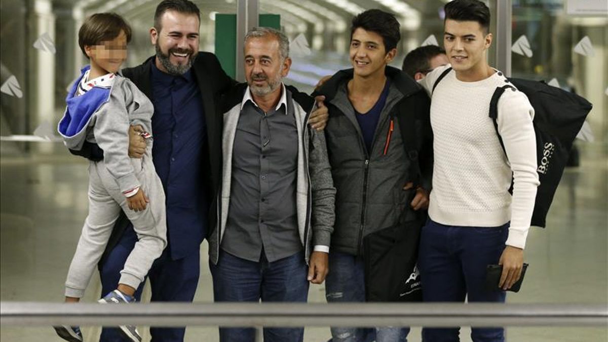 Osama Abdul Mohsen (el tercero a la izquierda) y sus hijos Zaid (i) y Mohamed (segundo a la derecha) son recibidos en Madrid, este 16 de septeimbre. / Efe.