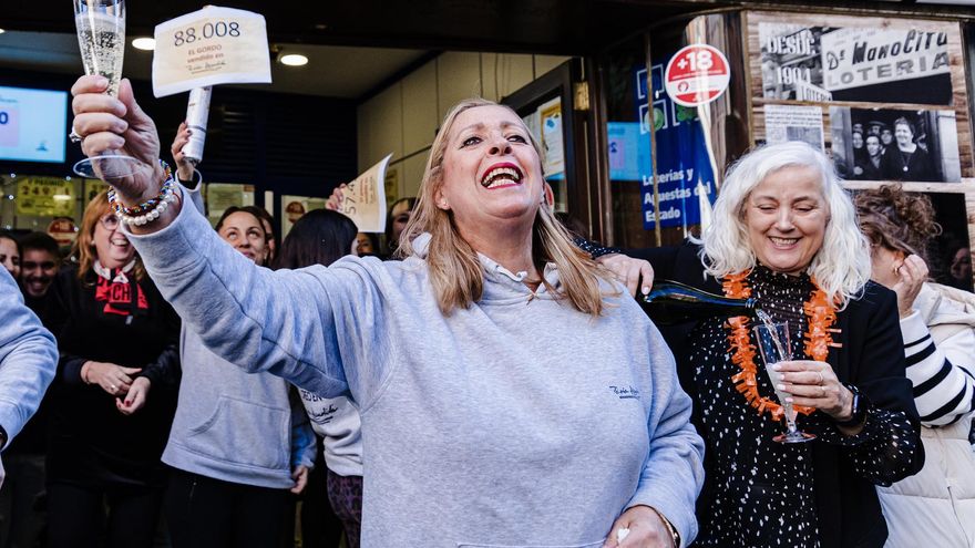 Agraciados celebrando el premio.