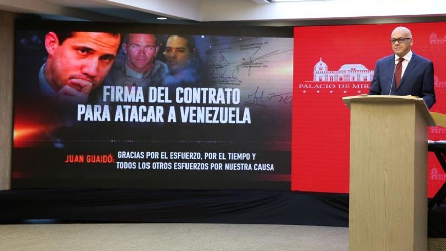 Fotografía cedida por el Palacio de Miraflores que muestra al ministro de comunicaciones de Venezuela, Jorge Rodríguez, leyendo un comunicado desde la sede de la presidencia el Palacio de Miraflores en Caracas (Venezuela).