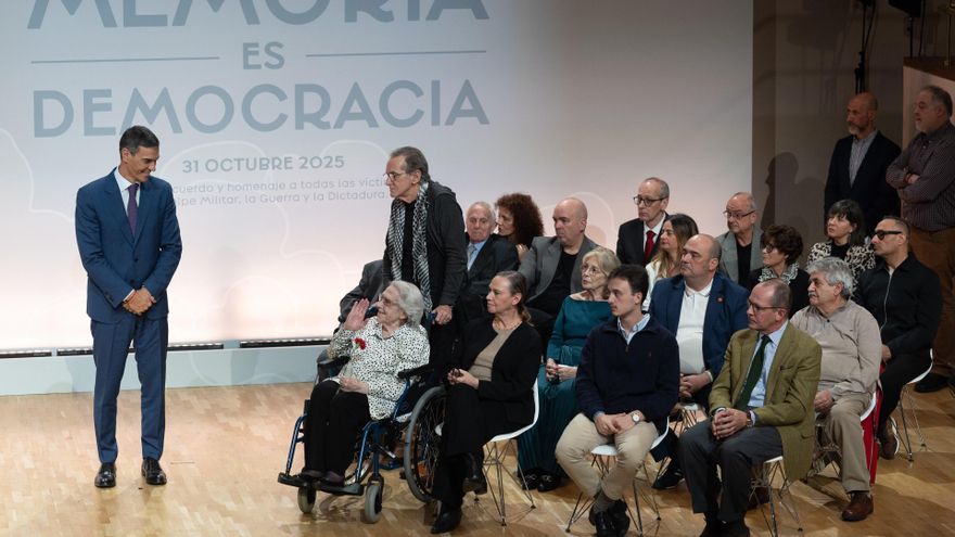(I-D) El presidente del Gobierno, Pedro Sánchez, con María Luisa Ramos Barril y Laura García Lorca de los Ríos, sobrina de Federico García Lorca, y otros homenajeados durante un acto con motivo del 'Día de Recuerdo y Homenaje a todas las víctimas del golp