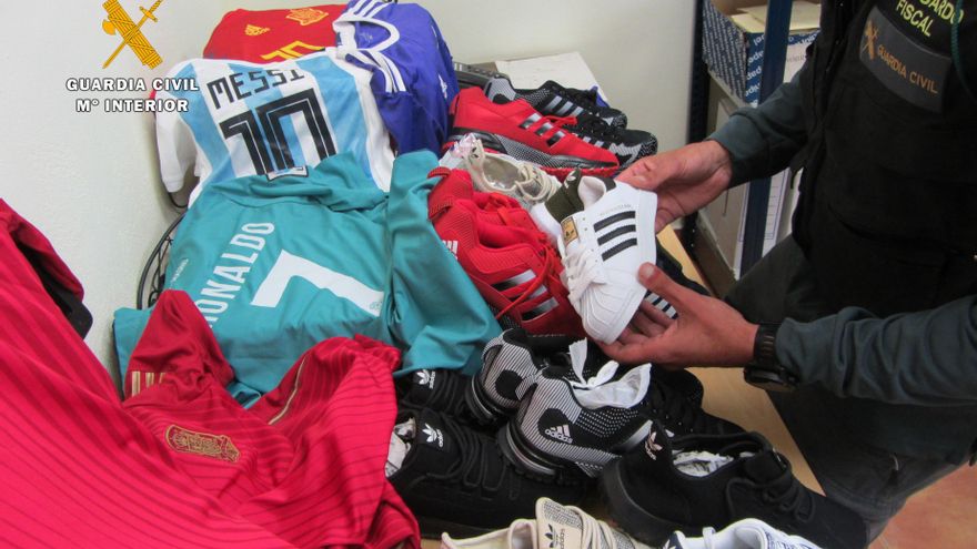 Intervención de la Guardia Civil de prendas falsificadas con destino a mercadillos.