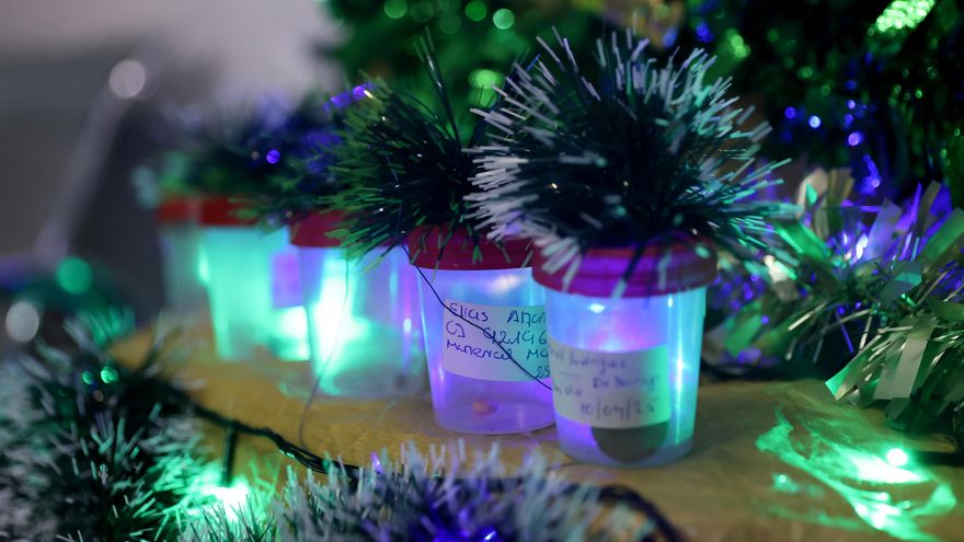 Aretes y prótesis dentales, los curiosos adornos de un pesebre en Paraguay