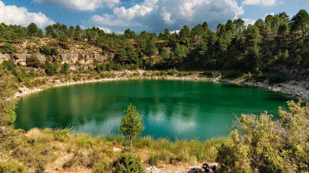El pueblo de Cuenca cuyas lagunas de colores están declaradas Monumento Natural y es perfecto para recorrer a pie