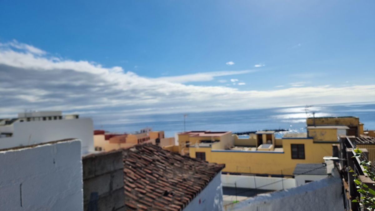 Imagen del viernes de nubes y claros  frente a la costa de Santa Cruz de La Palma.