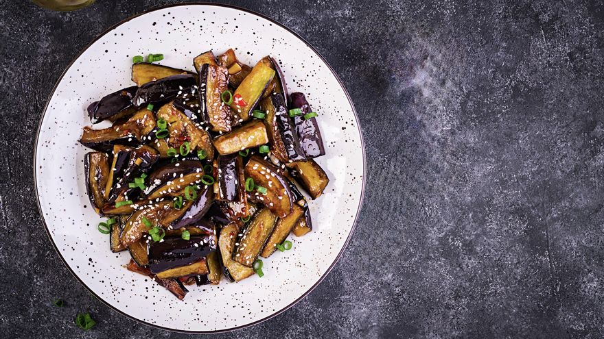 Berenjenas con soja: el plato típico chino que puedes hacer en casa con poco tiempo y te salva una comida