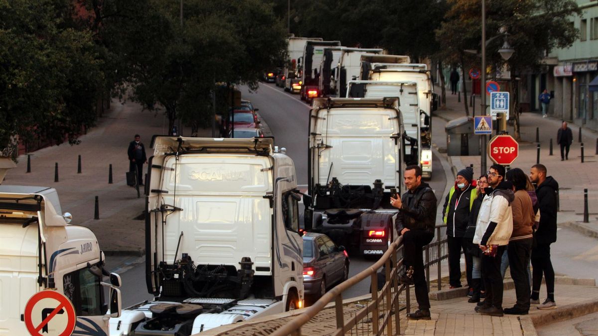 Camionada convocada este jueves por las calles de Ponferrada, en León, previa a la concentración de camioneros a las puertas del Ayuntamiento de la capital del Bierzo.