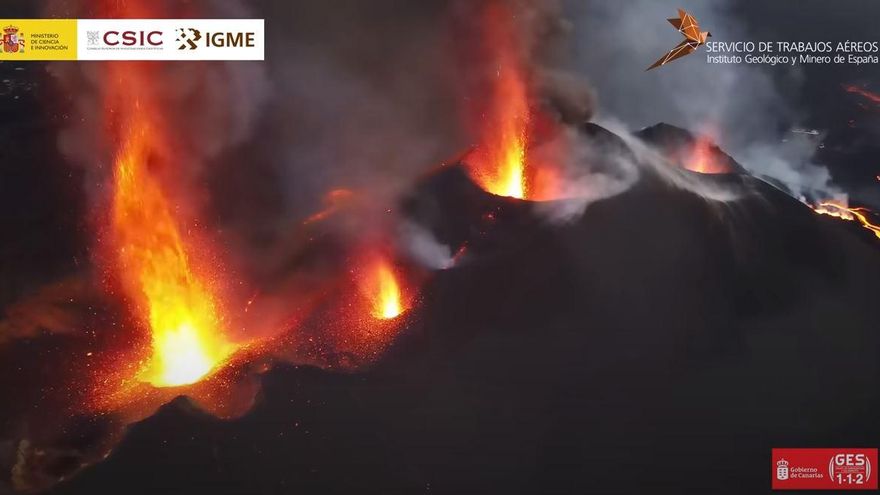 La erupción de La Palma entra en su sexta semana con el cono alterado por la décima colada y con cuatro bocas emisoras