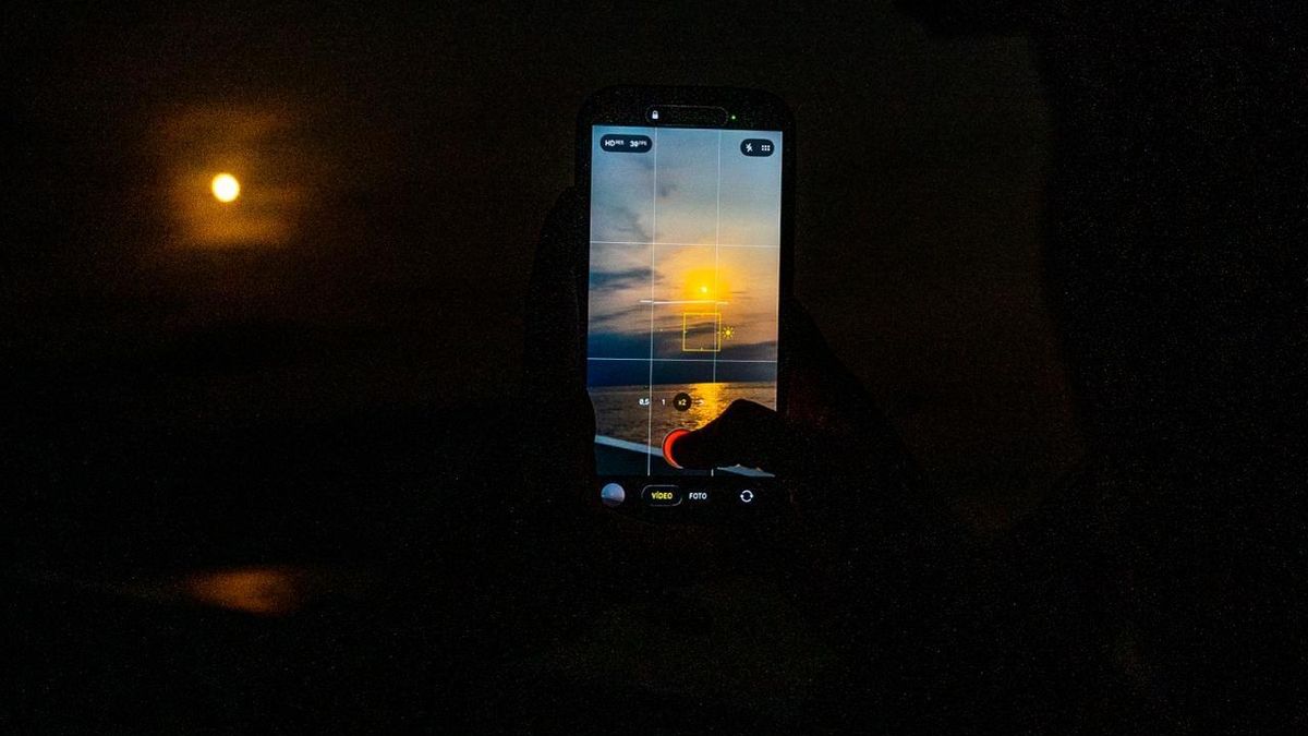 Momento del eclipse solar total visto desde la Bahía de Santander