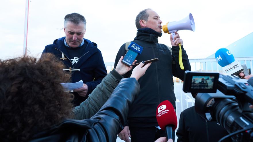 El presidente del comité del sindicato unitario, Álvaro Fernández, y el delegado sindical de SITA-USO, José Antonio Calvente, atiende medios durante una manifestación