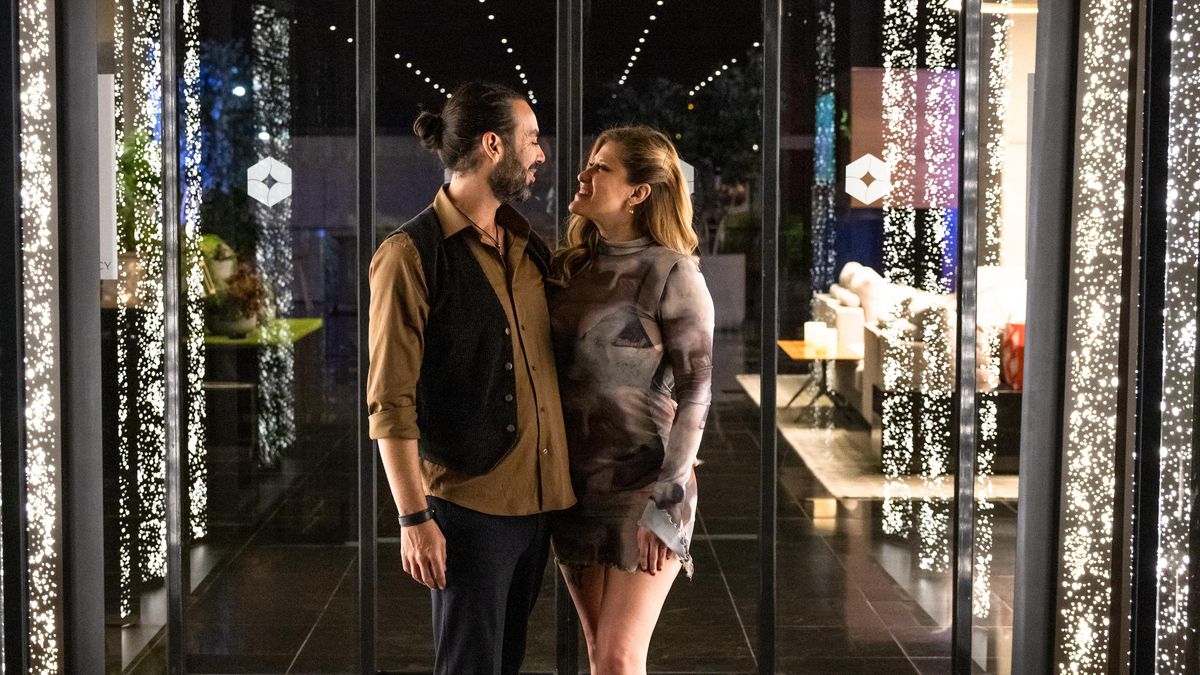 Mary y Manuel, a las puertas del hotel Hyatt justo antes de entrar a la fiesta liberal de Ananda Society