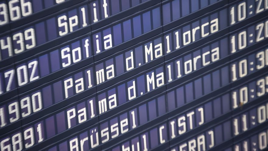 Un panel refleja dos vuelos con destino a Palma de Mallorca. EFE/EPA/LUKAS BARTH-TUTTAS/Archivo