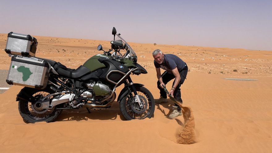 Liberando la moto de la arena del desierto