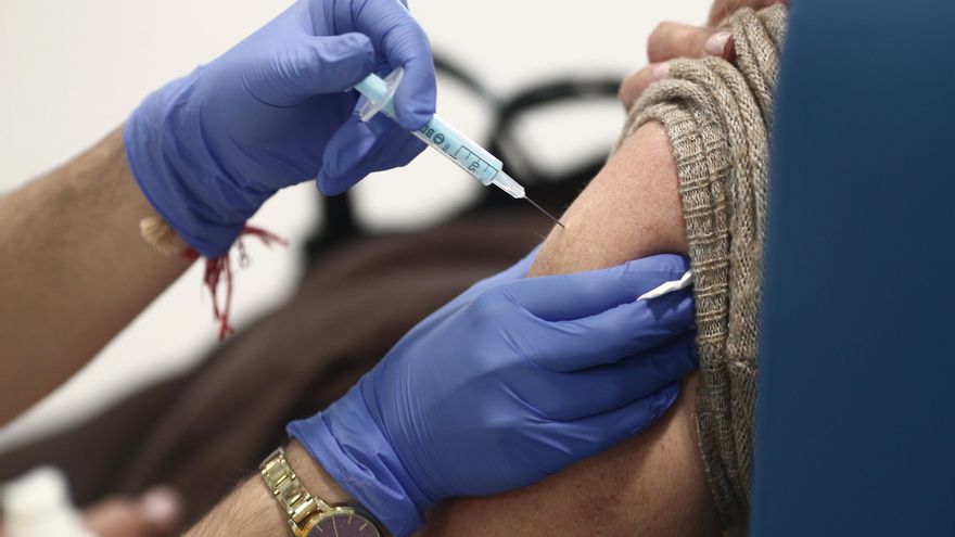 Una mujer recibe la vacuna de AstraZeneca en el Hospital de Emergencias Enfermera Isabel Zendal (Madrid)