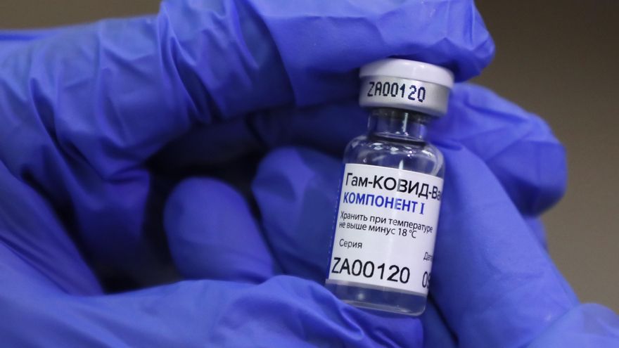 A Russian medic holds Russia's vaccine against COVID-19 disease at a policlinic in Moscow, Russia, 05 December 2020. On 05 December, Moscow began a program for mass vaccination against COVID-19 disease, caused by SARS-CoV-2 coronavirus, using the Sputnik V vaccine. (Rusia, Moscú) EFE/EPA/MAXIM SHIPENKOV