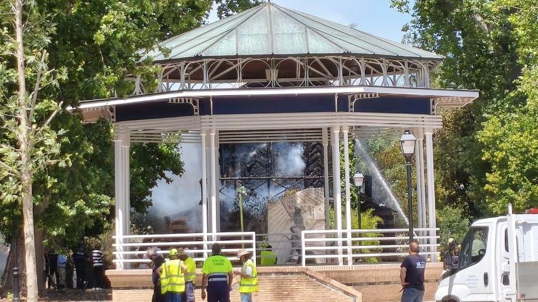 Arde la emblemática Casa del Corcho durante las obras de un parque junto a la Puerta de Bisagra de Toledo