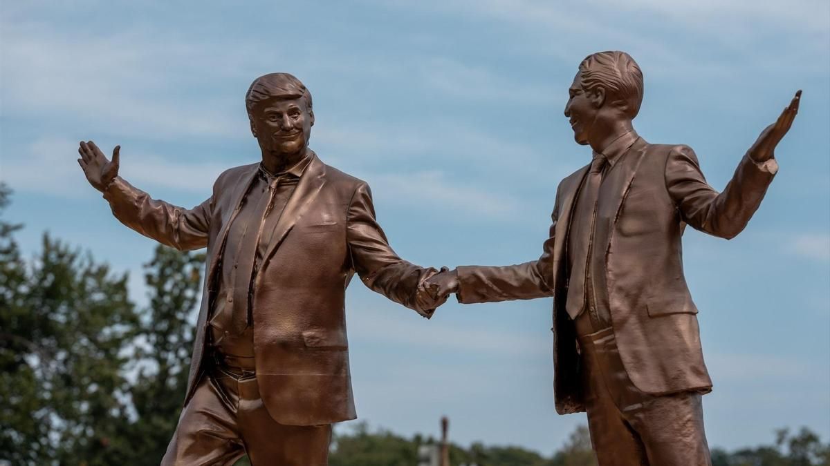 Las autoridades tiran la estatua satírica de Trump y Epstein en Washington al día siguiente de su instalación