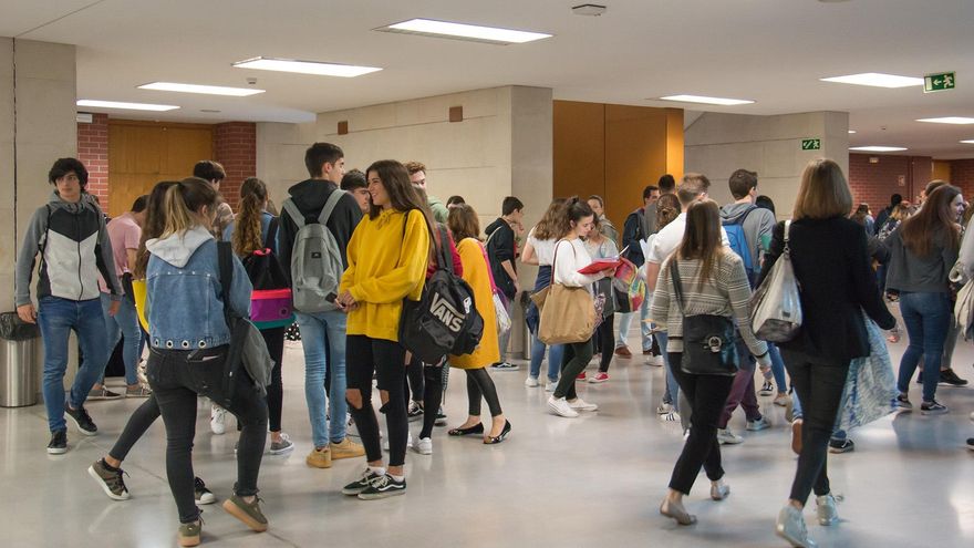 Jóvenes en la Universidad de Cantabria para realizar la selectividad